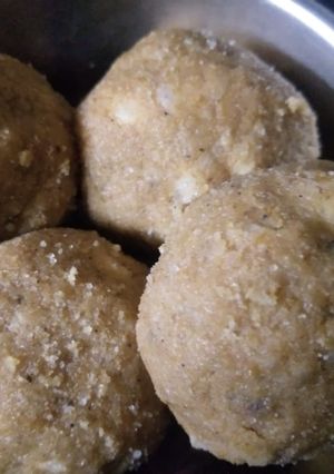 A picture of Dry fruits laddoo.