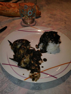 Una foto de Chipirones rellenos en su tinta con arroz blanco