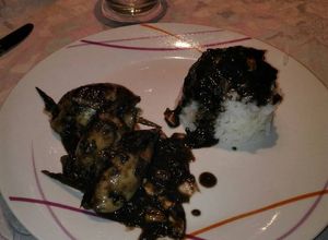 Foto principal de Chipirones rellenos en su tinta con arroz blanco