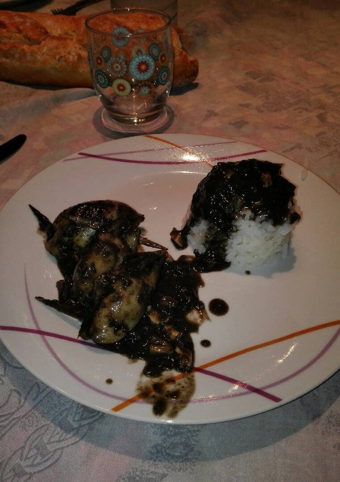 Una foto de Chipirones rellenos en su tinta con arroz blanco