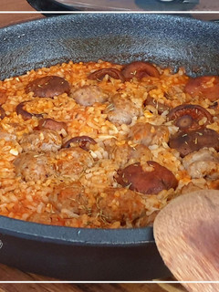 Una foto de Arroz con setas y butifarras