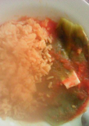 Una foto de Nopales rellenos De queso canasta y arroz rojo