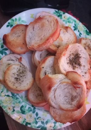 Una foto de Pan tostado con aceite y orégano