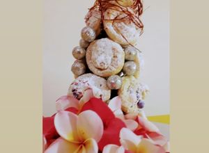 Una foto de Croquembouche relleno de crema pastelera