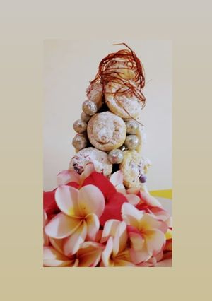 Una foto de Croquembouche relleno de crema pastelera