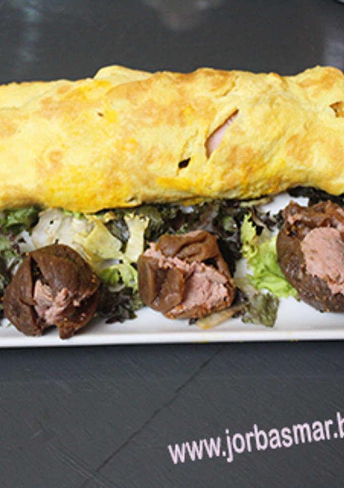Una foto de Espárragos envueltos en carne y tortilla