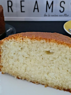 Una foto de Bizcocho de coco y queso mascarpone