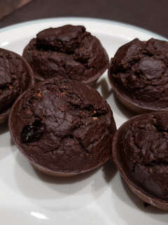 Una foto de Muffins de chocolate y arándanos low carb