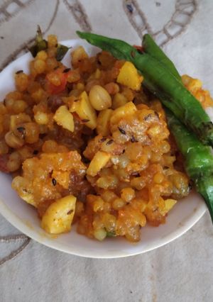 સાબુદાણા ની ખીચડી (Sabudana Khichdi Recipe In Gujarati) રેસીપી મુખ્ય ફોટો