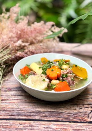 Hình của món Canh Xương Heo Hầm Thập Cẩm.