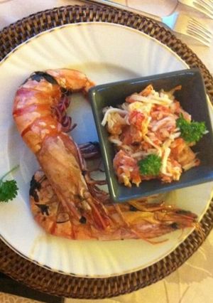 Une photo de Gambas géantes grillées et salade de légumes râpés