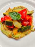 Rosti di zucchine e verdure miste saltate