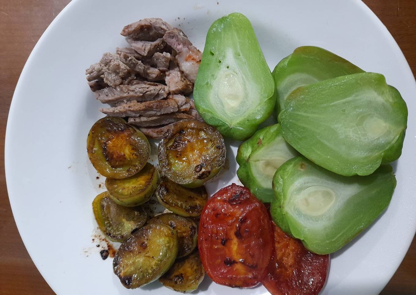Sayuran panggang menu diet sederhana