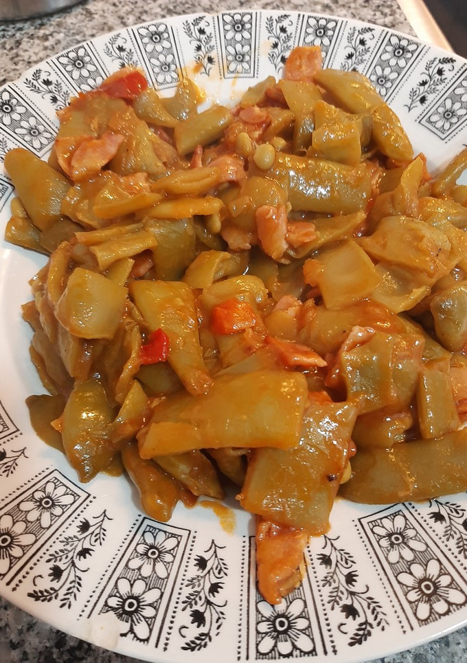 Una foto de Judías verdes con bacon y verduras