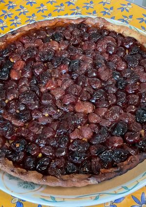 Une photo de Tarte aux cerises, miel et pistaches