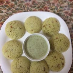 Suji idli with coconut chutney A picture of Suji idli with coconut chutney.