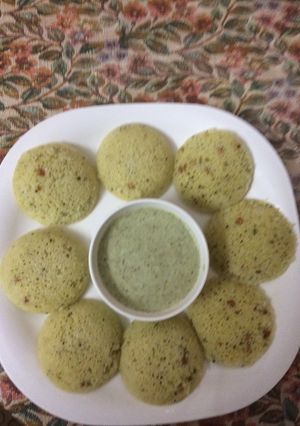 A picture of Suji idli with coconut chutney.