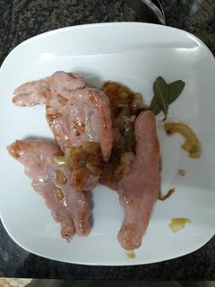 Una foto de Salchichas de pavo y pollo con cebolla caramelizada y cerveza