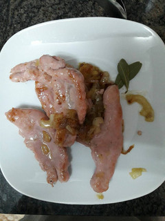 Una foto de Salchichas de pavo y pollo con cebolla caramelizada y cerveza