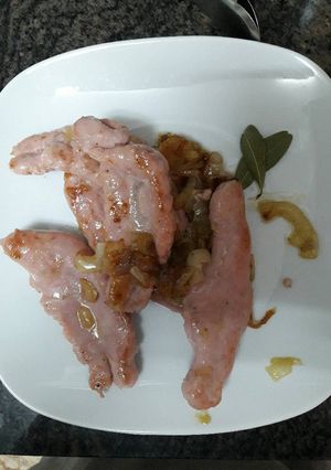 Foto principal de Salchichas de pavo y pollo con cebolla caramelizada y cerveza