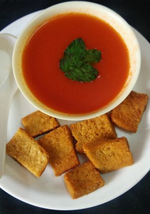 ટોમેટો સૂપ(Tomato soup recipe in gujarati) રેસીપી મુખ્ય ફોટો