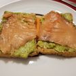 Tostas de tofu, aguacate y salmón