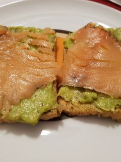 Una foto de Tostas de tofu, aguacate y salmón