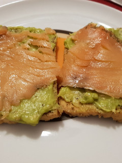 Una foto de Tostas de tofu, aguacate y salmón