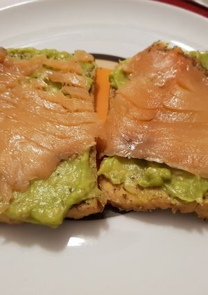 Una foto de Tostas de tofu, aguacate y salmón