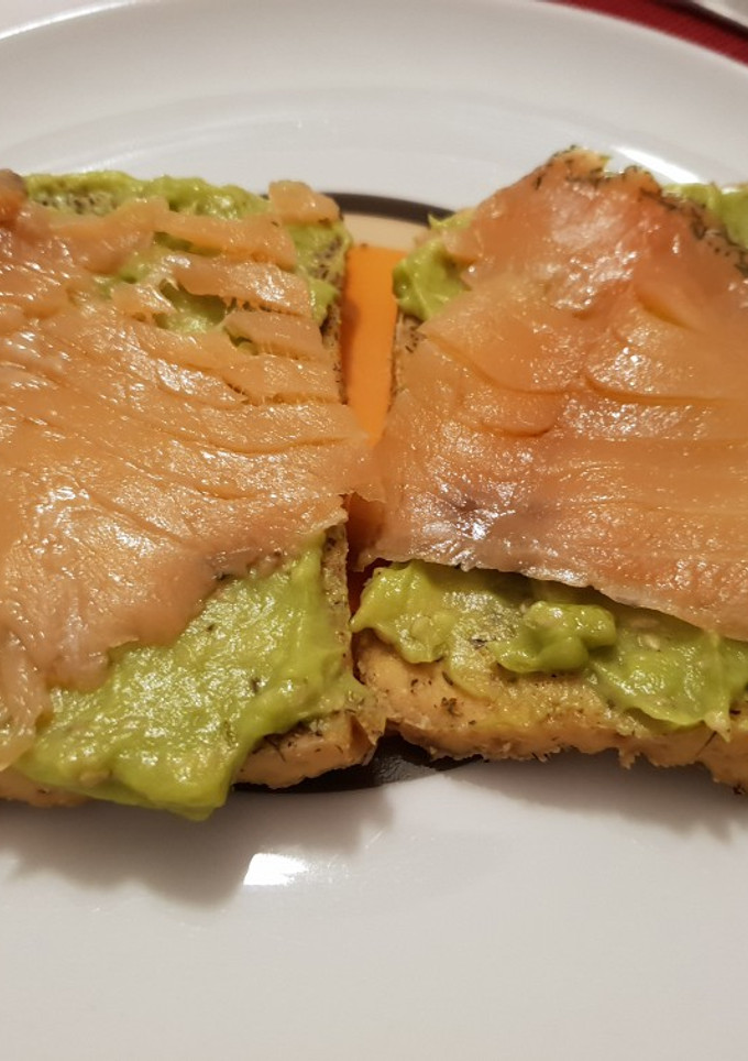 Una foto de Tostas de tofu, aguacate y salmón
