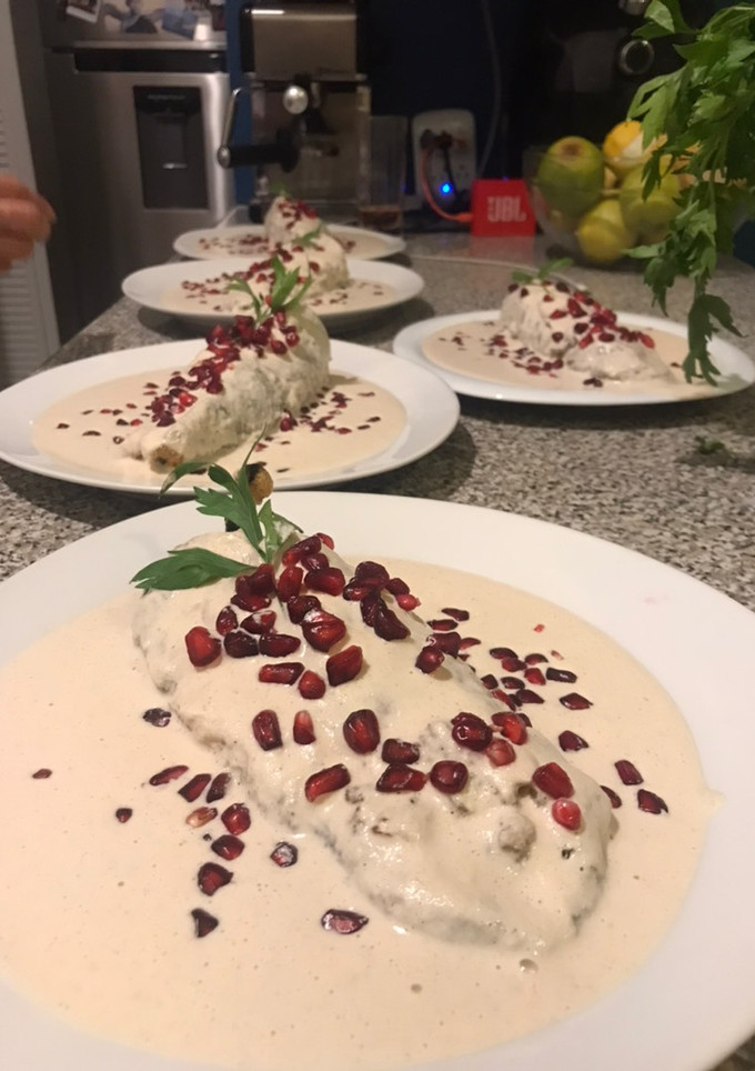 Una foto de Chiles en nogada