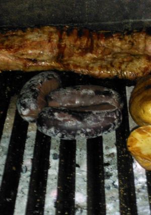 Una foto de Asado a la parrilla de panceta de chancho achicharronada 