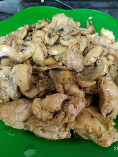 Una foto de Pollo al ajillo con champiñones en olla GM G