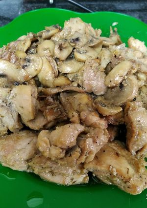 Una foto de Pollo al ajillo con champiñones en olla GM G