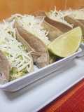 Tacos con pollo y aguacate