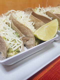 Una foto de Tacos con pollo y aguacate