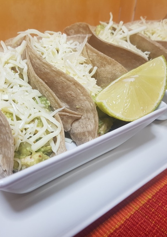 Una foto de Tacos con pollo y aguacate