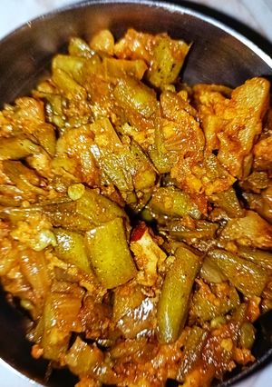 गावरान गवाराची चटकदार भाजी (Gavar Bhaji Recipe In Marathi) रेसिपी चे मुख्य फोटो 