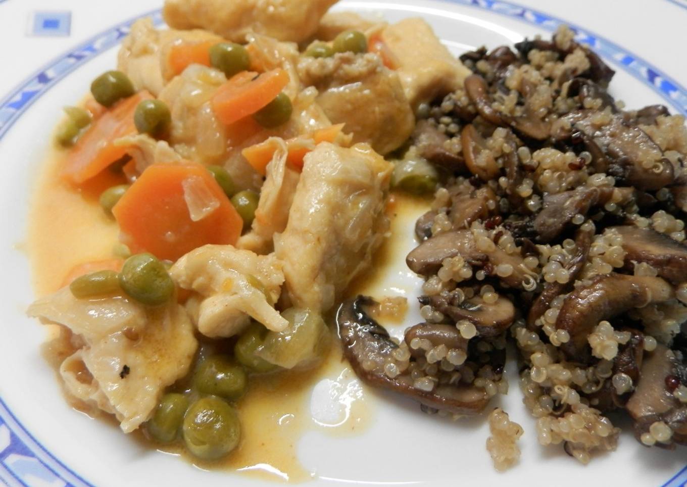 Strogonoff de pollo con guarnición de champiñones y quinoa