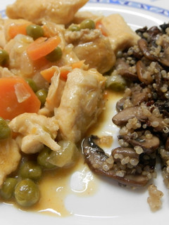Una foto de Strogonoff de pollo con guarnición de champiñones y quinoa