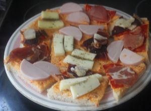 Foto principal de Triángulitos de pan de molde untado de gazpacho con embutido variado