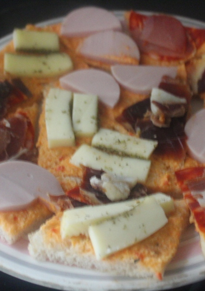 Una foto de Triángulitos de pan de molde untado de gazpacho con embutido variado