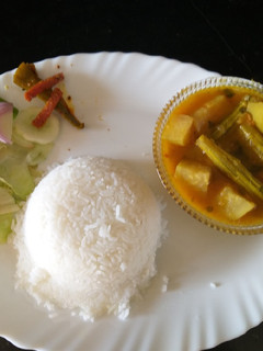 A picture of Toor dal Lauki Sem phali curry.