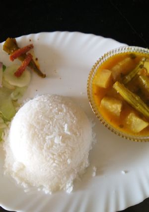A picture of Toor dal Lauki Sem phali curry.