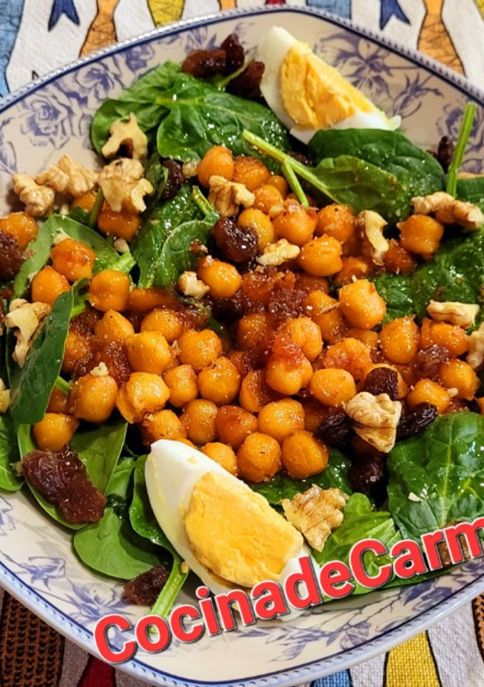 Una foto de Ensalada de espinacas y garbanzos con sobrasada y miel