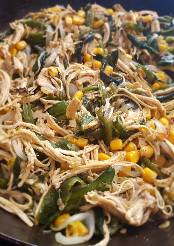 Una foto de Chilacas con pollo y elote