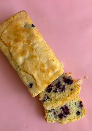 Una foto de Budín de limón y arándanos