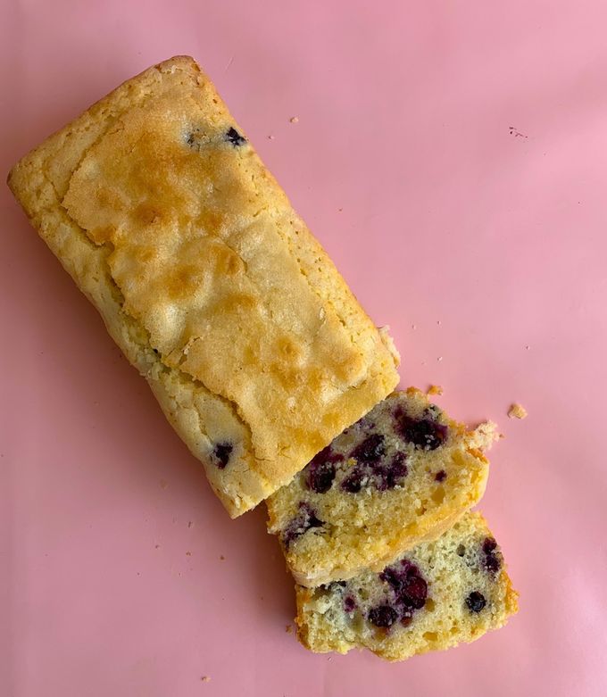 Una foto de Budín de limón y arándanos