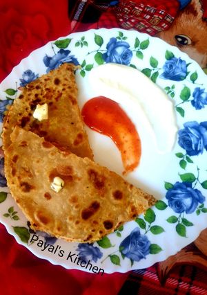 આલુ પરોઠા (Aloo Paratha Recipe In Gujarati) રેસીપી મુખ્ય ફોટો