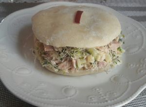 Una foto de Sánguche de atún y apio